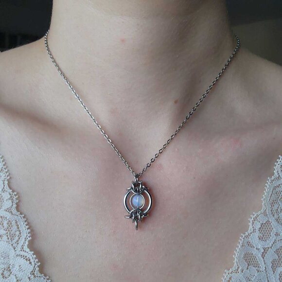 Vintage Whimsical Medieval Fairy Opalite silver chainmail pendant necklace - Picture 9 of 9